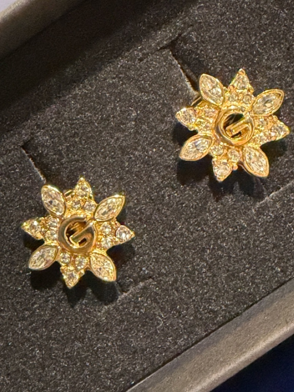 GIVENCHY Flower Crystal G Gold Plated Clip On Earrings Vintage incl box card - Picture 3 of 10